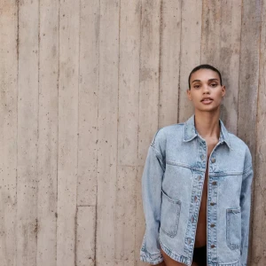 Ljusblå jeansjacka från Zara - Säljer denna snygga  blå jeansjackan från Zara pågrund av att den inte kommer till användning, den är köpt tidigare på plick och original priset ligger på 379kr och därav mitt pris!! Bra skick och den tvättas innan fraktning!!💗💗