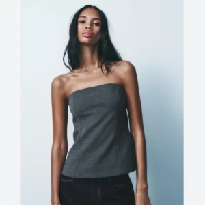 Grå tubtopp Zara helt ny - Grå randig tubtopp från Zara helt oanvänd då den var för liten💕