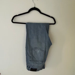 Blå jeans från Stradivarius - Säljer ett par klassiska blå jeans från Stradivarius. Jeansen har en bakficka och är tillverkade i ett slitstarkt denimtyg. Perfekta till vardags och enkla att matcha med olika stilar.