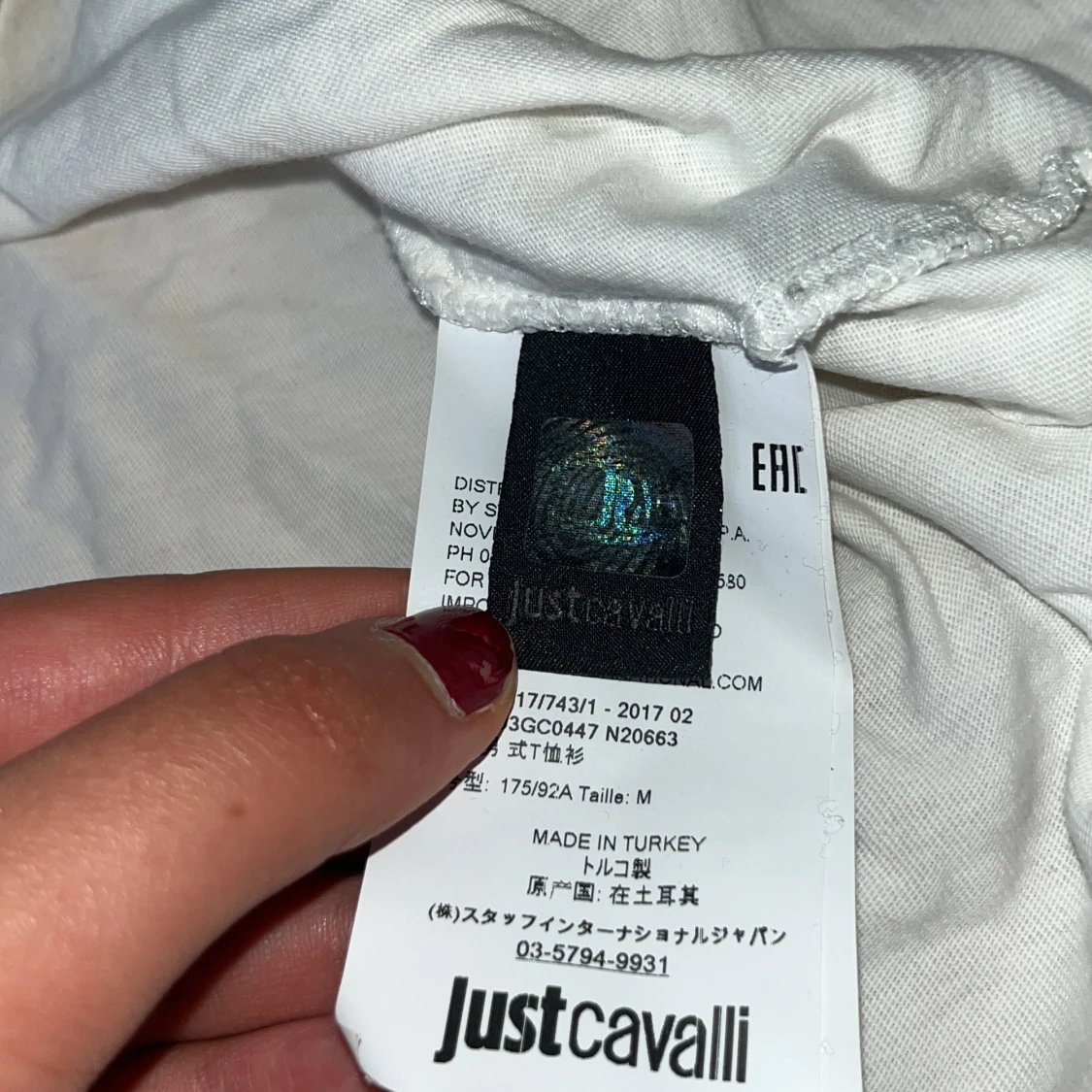 Vit t-shirt med svart tryck från Just Cavalli - 3