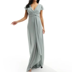 Balklänning  - Superfin klänning som är helt slutsåld på Asos! Den är perfekt för balen eller när man ska gå på bröllop😍skriv för mått eller mer bilder💞💞Den är helt oanvänd med prislappen kvar!