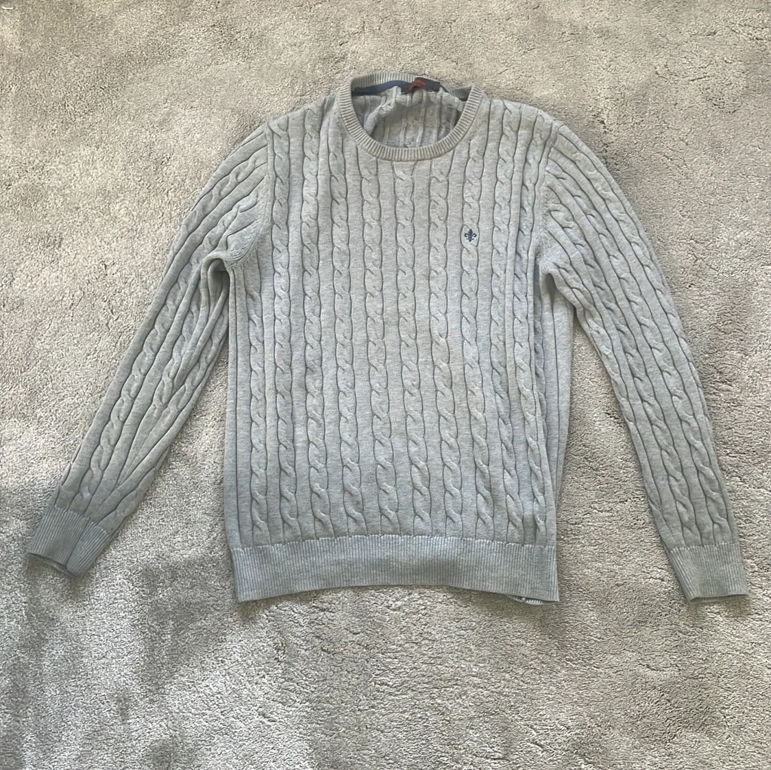 Ljusgrå kabelstickad tröja från Morris