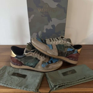 Valentino Rockrunner - Nu säljer vi även denna otroligt stilrena Valentino rockrunners👟, storlek 42✅. Ny pris runt 7000kr vårat pris 1699kr💸. Box och dustbag ingår. Pris kan diskuteras vid snabb affär och om du har fler frågor är det bara att skriva. 😌