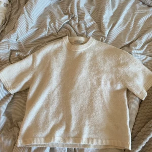 Söt stickad t-shirt - Jätte gulli stickad t shirt andvänt få gånger