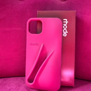 Rhode skal  - Rhode skal för iPhone 14 15 16 plus OBS läppglans ingår nej🍇