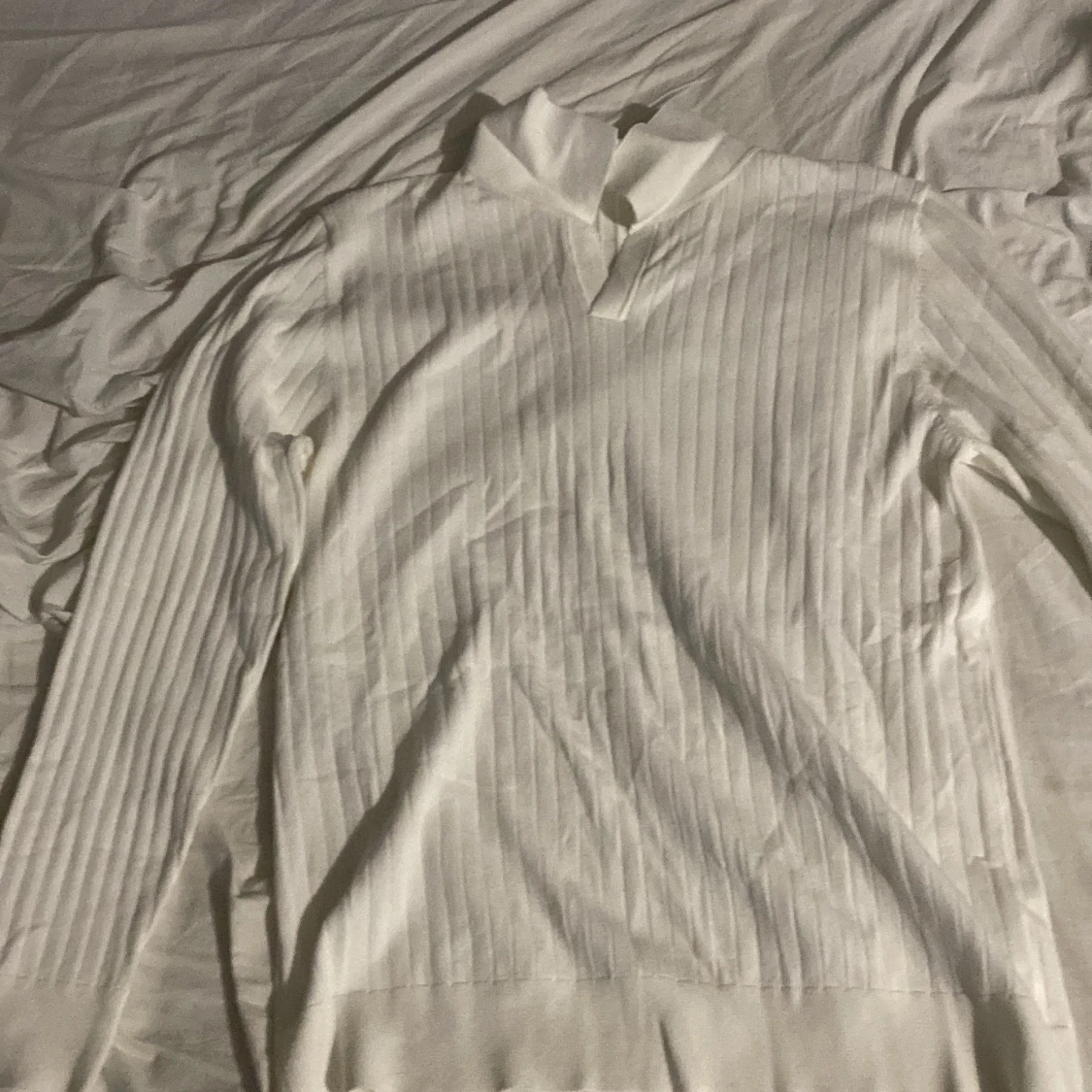 Vit långärmad pikétröja med ståkrage