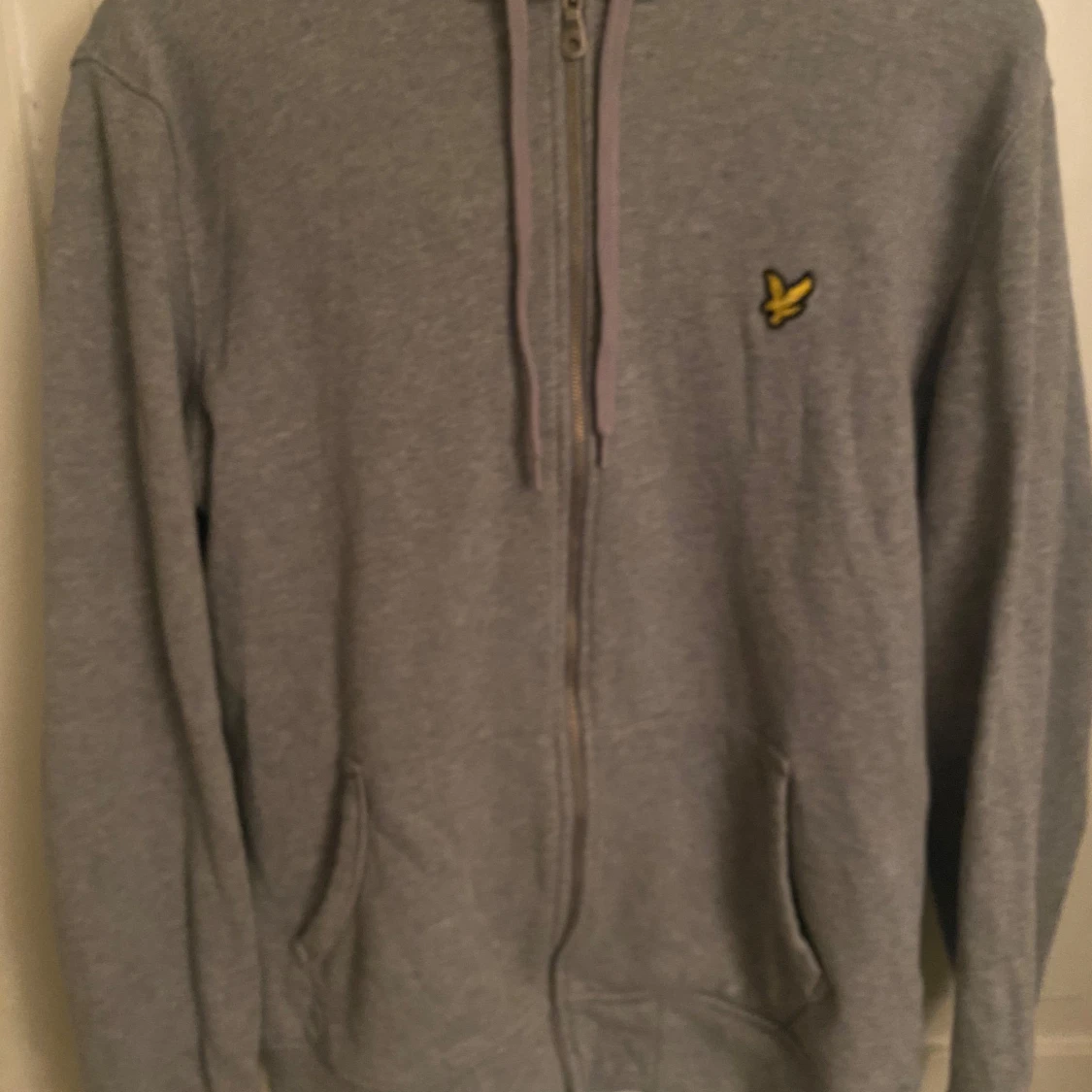 Grå hoodie från Lyle & Scott - 1
