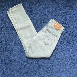 Ljusgrå Levis 501 jeans - Säljer ett par ljusgrå Levis 511 jeans, säljer på grund av att jag inte använder dem köptes i usa och har använt dem 1 gång. Skriv om ni har några frågor. Nypris 1000kr 🤝