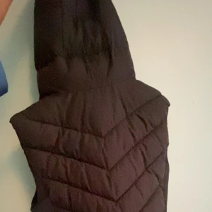 Svart Zara väst - Säljer en svart Zara väst. Västen har ett quiltat mönster och är perfekt för lager-på-lager-stil. Passar till många olika outfits och håller dig varm under kyliga dagar.