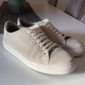 Beigea skor från Axel Arigato - •Axel arigato   •skick: 9.5/10   •färg: Beige   •Nypris: 2500   •Storlek: 41   •Skriv vid funderingar!