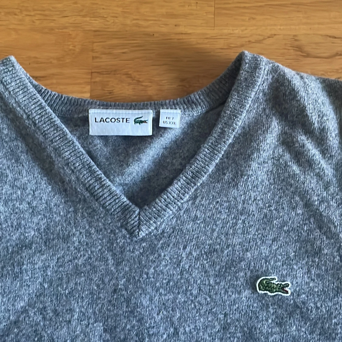 Grå v-ringad tröja från Lacoste - 1