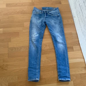Dondup Jeans W29 - Säljer ett par dondup jeans i storlek  W29. Använda fåtal gånger och är i grymt skick. Skön passform och riktigt snygga. Pris kan diskuteras