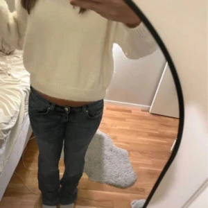 Mörkblå lågmidjade jeans - Säljer ett par mörkblå jeans med låg midja och klassisk femficksdesign. Jeansen har raka ben och stängs med dragkedja och knapp. Perfekta för en avslappnad och trendig look.