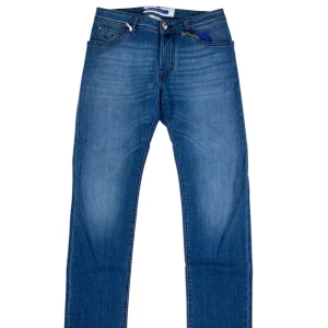 Jacob cohën jeans  - Brand: Jacob Cohën   Size: 32  Recommended fit: W32 but could have to be tailed sewn in the length!   Condition: Brand new with tags, dustbag, scarf and more.   Details: Italian luxury at it’s best, Golden-tone hardware buttons. shop now fashionels.com 