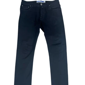 Jacob cohën  - Jacob cohën Jeans svarta. Storlek W34. Super fint skick. 9/10) pris 1490 finns att köpa på Fashionels.com 