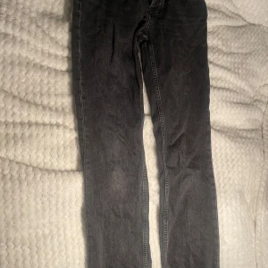 Svarta jeans  - Säljer ett par svarta jeans från lager157 med raka ben, modell ”icon”. Jeansen har slitning nere på benen, och ett hål i fickan och ett ovanför fickan, därav priset💕