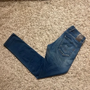 Blå Replay anbass hyperflex slim fit jeans herr  - Replay anbass med hyperflex i slim passform. Mycket bra skick, inga märkvärdiga defekter eller liknande. Storlek w30 men mått kan såklart skickas vid osäkerhet. Skön wash, kan mötas sthlm annars postas dem samma dag som köp eller dagen därpå🙌💯