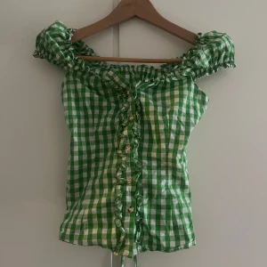 Grön och vit rutig blus - Söt figurnära blus med knyt där bak