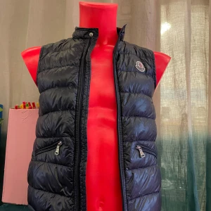 Moncler gui gilet väst - Jag säljer nu denna moncler guiväst för 2000 för att den är för liten. Köpte den ny i England  för 8000 men säljer den endast för 2000kr. Den är bra skick och är storlek s QR koden funkar men har inget og. Färg marinblå🔥