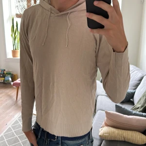 Stickad hoodie  - Väldigt trendig och stilren. Hoodien är i bra skick, ytterst nopprig men inget som påverkar helheten och en lite lagring på vänster axel. Skriv vid fundering 🙌