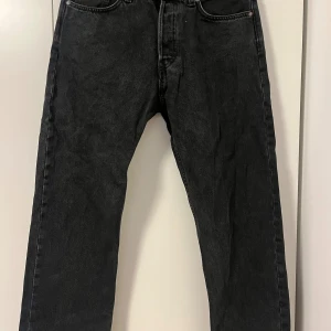 Svarta jeans Weekday - Ett par svarta jeans ifrån weekday Väldigt snålt använda, kanske Max 5 gånger. Storlek är 30/34