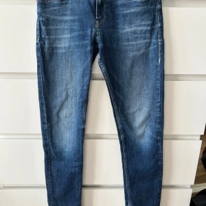 Blå jeans från Replay - Snygga blå jeans från Replay med klassisk femficksdesign och diskreta slitningar framtill. Jeansen har smal passform och raka ben. Sitter som ungefär en xxs, sparsamt använt och stilrena 