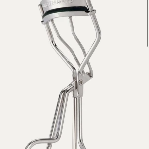 Säljer nästan helt ny fransböjare från tweezerman - Snygg och stilren ögonfransböjare i silverfärgad metall från Tweezerman. Ergonomisk design med svart gummidyna för att ge fransarna en snygg böj. Perfekt för att lyfta och forma dina fransar snabbt och enkelt.