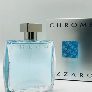 Azzaro Chrome Eau de Toilette - Fräsch parfym från Azzaro med ljusblått innehåll i en stilren, fyrkantig glasflaska och silverfärgat lock. Doften är modern och passar dig som gillar en ren och energisk känsla. Kommer i originalkartong med blå detaljer. Perfymen kommer i en helt ny förpackning vid köp 