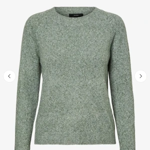  Trendig Grågrön stickad tröja veromoda - Mysig stickad tröja från Weekday i en grågrön nyans. Tröjan har rund halsringning, långa ärmar och ribbade muddar vid ärmslut och nederkant. Perfekt för lager-på-lager och chill dagar. Nobbrig men kan nog tog tas bort lätt med en noppkam