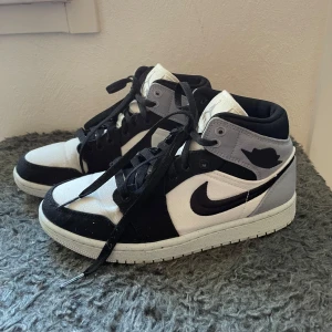 Svart och grå Jordans  - Super fina Jordans. Mycket bekväma att gå i! Storlek 38! Dom är i super fint skick!! 