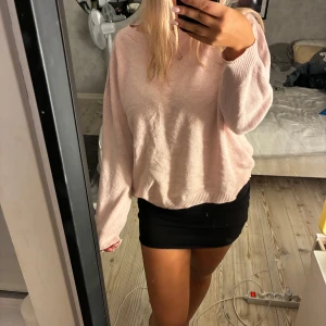 Ljusrosa stickad tröja - Supermjuk och oversized ljusrosa stickad tröja med rund halsringning och långa ärmar. Perfekt att slänga på sig för en chill och avslappnad look. Passar till både jeans och kjol för en enkel men snygg stil.
