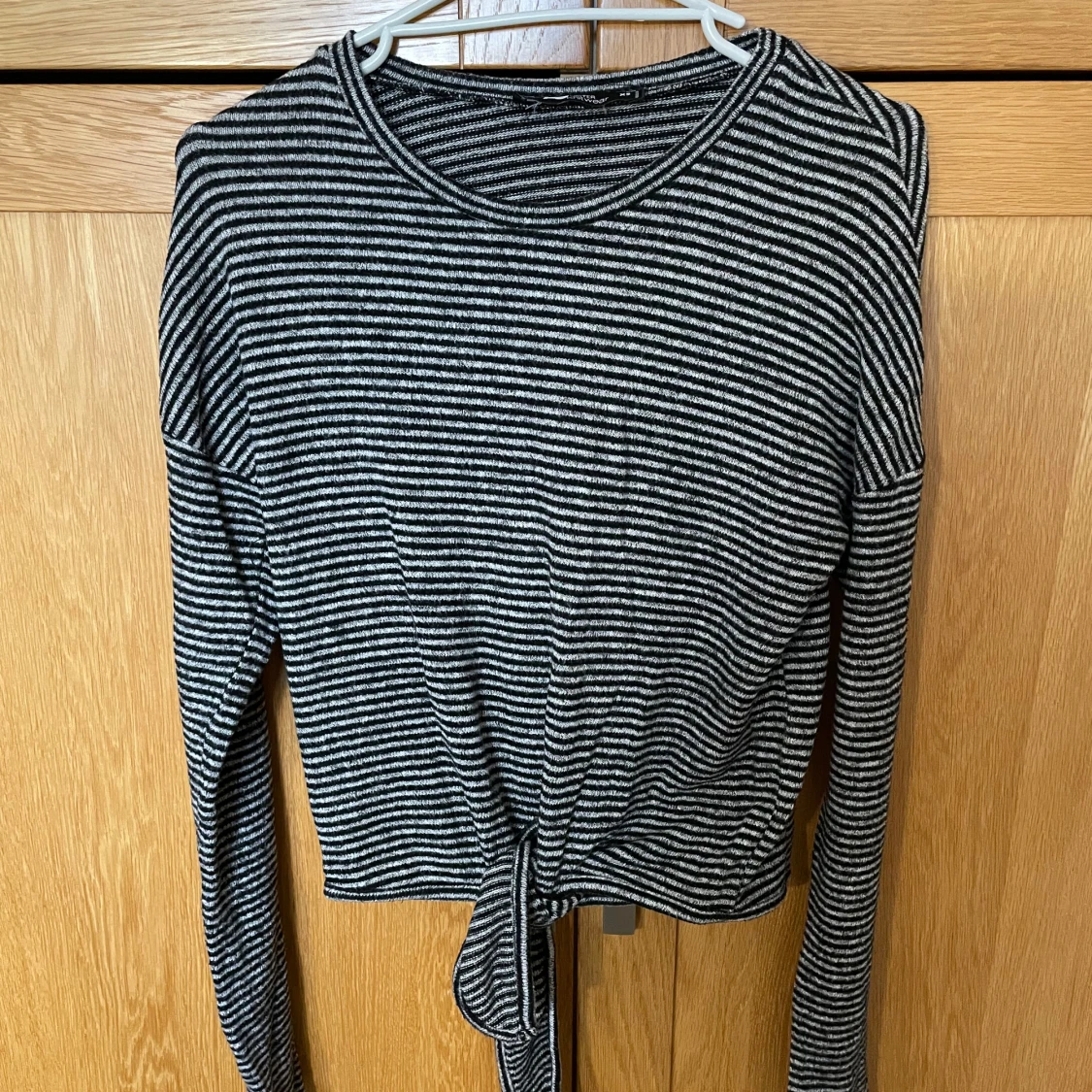 Randig långärmad topp med knyt