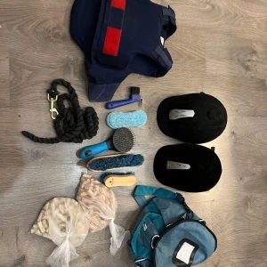 Två Ridhjälmar, en väst, hästborstar, hästgodis och en hästlina - Säljer en mörkblå skyddsväst, perfekt för ridning. Västen har justerbara axelband och bred kardborre framtill för enkel passform. Snygg och funktionell design som ger extra säkerhet i stallet. Andvända ett antal gånger men säljer då jag ej rider längre. Allt funkar exakt som dem ska. Väskan är sliten men det är inget man tänker på. 1500  men priset kan diskuteras vid snabbt köp