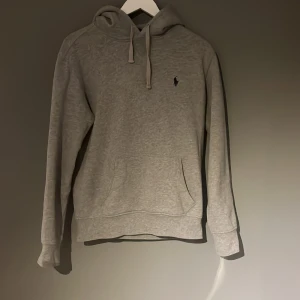 Grå hoodie från Polo Ralph Lauren - Säljer en grå hoodie från Polo Ralph Lauren med klassisk broderad logga på bröstet. Den är i fint skick. Skriv gärna om du har fler frågor.