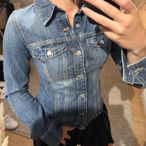 Snygg jeansskjorta! - En jeans top/skjorta från Zara som passar både till vardags och på fest💙
