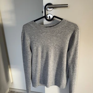 Grå Kashmir tröja  - Grå Kashmir tröja, använd fåtal gånger. Kom gärna med prisförslag!! ❣️