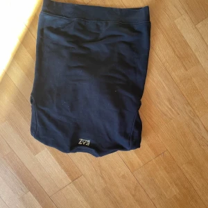 EA7 Emporio Armani Hoodie - Tjena! Vi på dripshopswe säljer just nu denna Emporio Armani Hoodien väldigt fint klädesmärke, den passar både tjejer och killar men den är för mesta dels till för killar. Väldigt snygg hoodie som är populär och snygg.