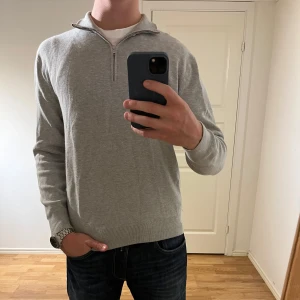 Grå Halfzip - Säljer denna sjukt snygga half zipen från Mango🌟Färgen är grå och storleken är M🙌 Tröjan har inga defekter och i utomordentligt bra skick✅Riktigt najs passform🤝 Tveka inte på att höra av dig vid minsta fråga eller fundering🍁