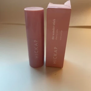 Hickap The Wonder Stick Cherry Cola - Hickap The Wonder Stick i färgen Cherry Cola,endast testad! Hör gärna av dig vid intresse och prisförslag ☺️