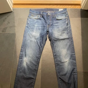 G-Star Raw 3301 32:34 - Snygga blå jeans från G-Star Raw, modell 3301. Pris kan diskuteras. Enda defekten är att det är två små hål på knäna. 