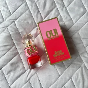 Oui Juicy Couture parfym 30ml - Fräsch och färgstark parfym från Juicy Couture, Oui. Perfekt för dig som gillar söta och fruktiga dofter.