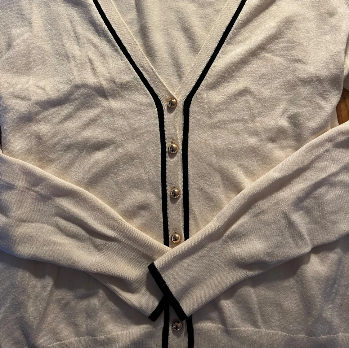 Vit kofta med svarta detaljer från Zara - 1