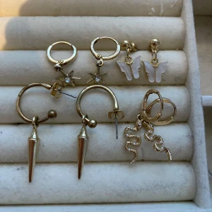 4 par örhängen - Säljer fyra par örhängen från Lindex, glitter, Gina tricot