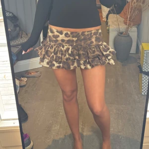 leopardmönstrad mini volangkjol - Egensydd supersöt kort kjol med leopardmönster i bruna och beige toner. Kjolen har dubbla volanger.