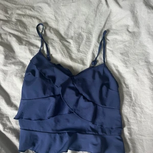 Mörkblått volanglinne - Mörkblå croppad topp som nästan aldrig använts, skriv privat för fler bilder/frågor🩷
