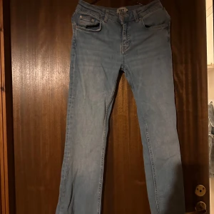Ljusblå raka jeans - Säljer ett par ljusblå jeans som är bootcut i längden 150-155cm bild kan skickas på i storlek M 