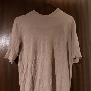 Beige stickad tröja med kort ärm - Enkel och stilren beige stickad tröja med korta ärmar och rund hals kan skicka bild på vid intresse 