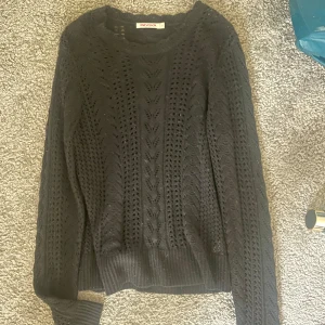 Svart stickad tröja från Indiska - Säljer en svart stickad tröja från Indiska med snyggt hålmönster och rund hals. Sitter inte så bra för mig eftersom den är i storlek L och jag har vanligtvis S❤️