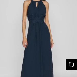 Marinblå långklänning från Vila - Snygg marinblå långklänning från Vila med spets i midjan och halterneck. Ny med prislappar kvar!