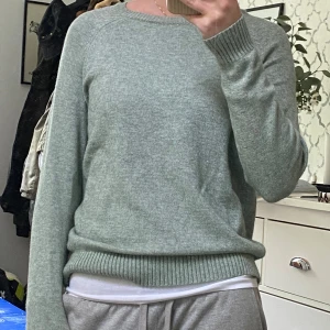 Grön stickad tröja - Jättemysig grön stickad tröja från ONLY🌟 Aldrig använd, precis som ny och i ett jätteskönt ickestickigt material! Fin ljusgrön färg som syns bäst på andra bilden💚 Skriv för fler bilder eller om ni har frågor! Priset går att diskutera💓